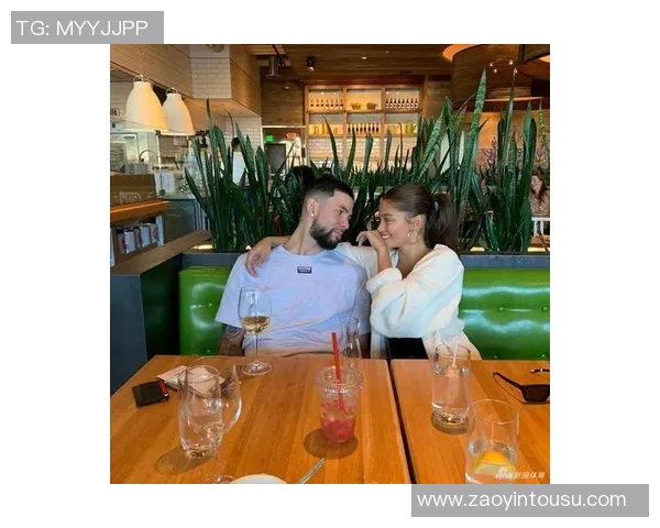 与足球明星亲密合照的女孩们展现青春魅力与梦想追逐的瞬间